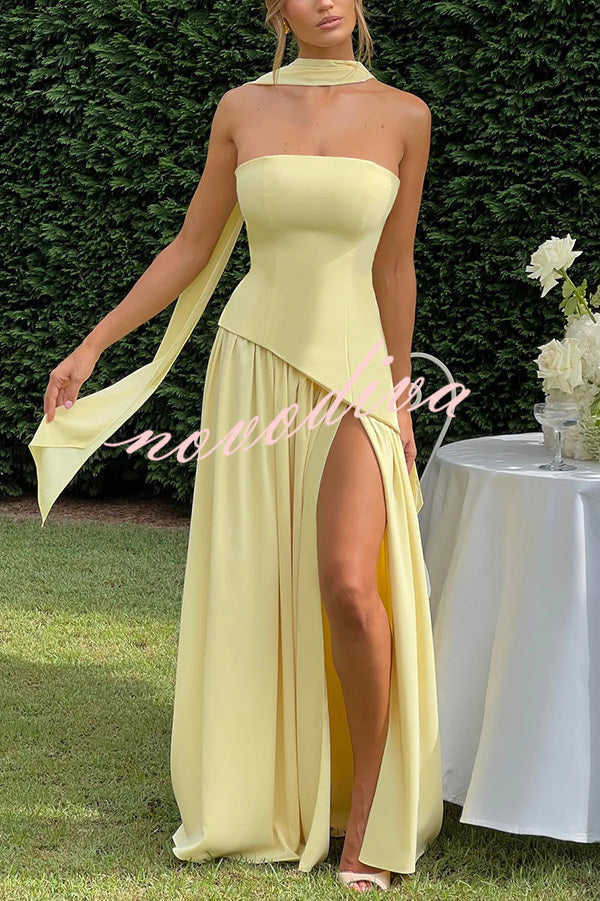 Vestido largo elegante de gasa con hombros descubiertos, bajo plisado, pañuelo y abertura