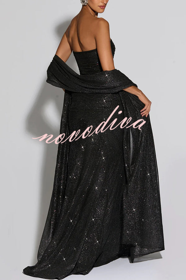 Vestido largo Paula con chal de malla con lentejuelas y punto, hombros descubiertos, fruncido, nudo y drapeado