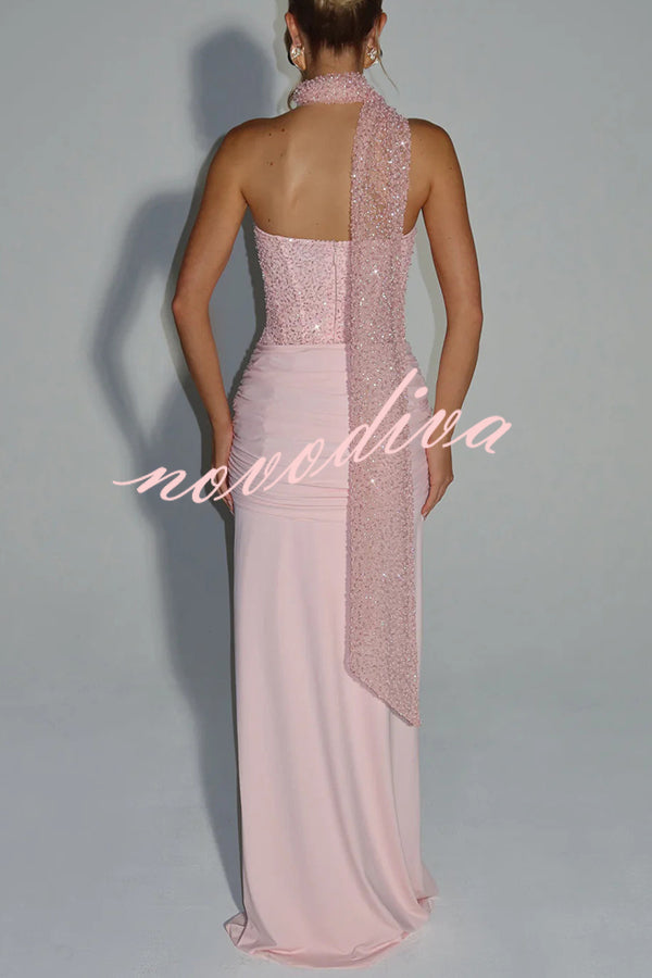 Vestido largo Carina de lentejuelas y punto satinado con hombros descubiertos, fruncido, nudo y caída drapeada