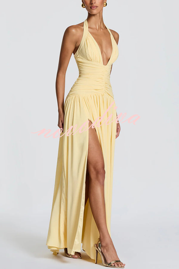 Vestido largo Amaris con cuello halter anudado, escote en V, fruncido, lazada en la espalda, abertura y caída drapeada