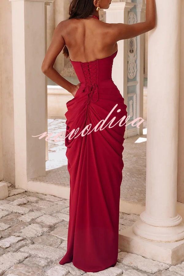 Vestido largo Minette con cuello halter, pliegues asimétricos, abertura y lazada en la espalda