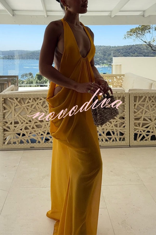 Vestido Musa Azafrán drapeado con cuello halter