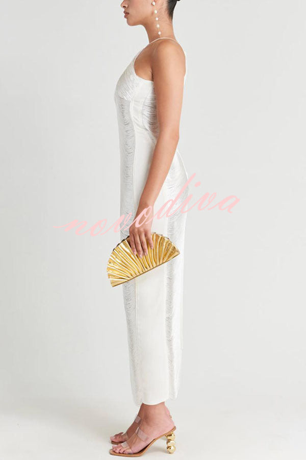Vestido largo Sexy Toda la Noche metalizado con cuello halter, espalda descubierta, flecos y abertura
