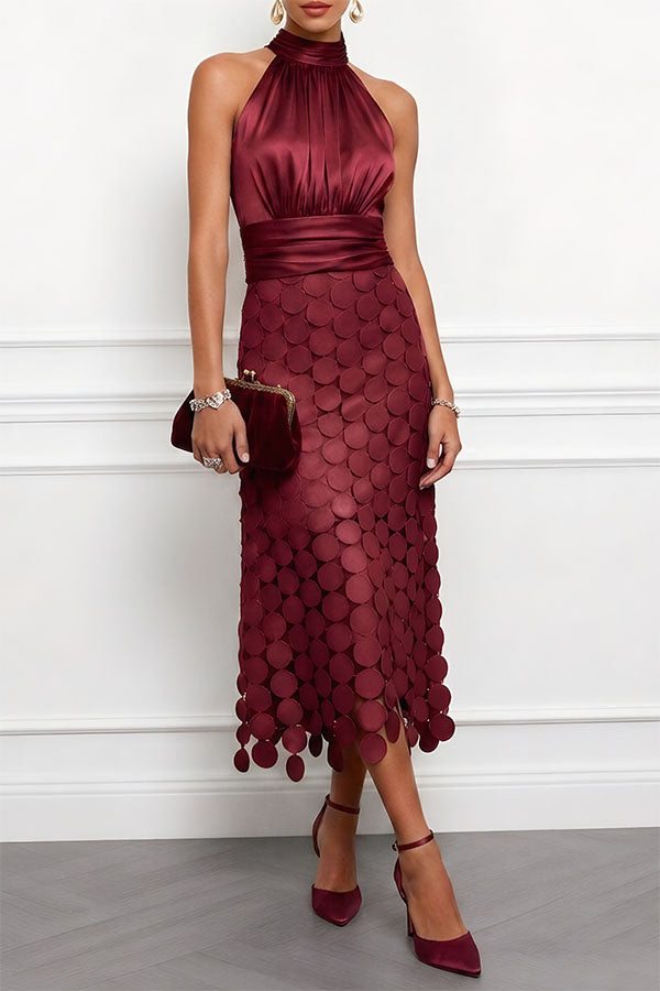 Vestido midi Janice de satén fruncido con cuello halter, sin mangas y bajo bordado de lunares