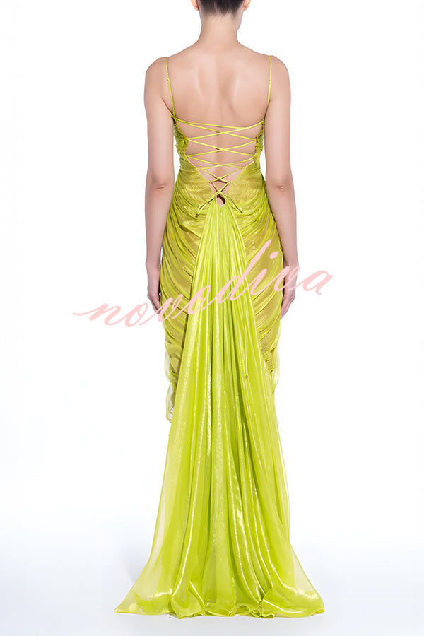 Vestido largo Victoria de tejido plisado brillante y fluido con lazada en la espalda y drapeado