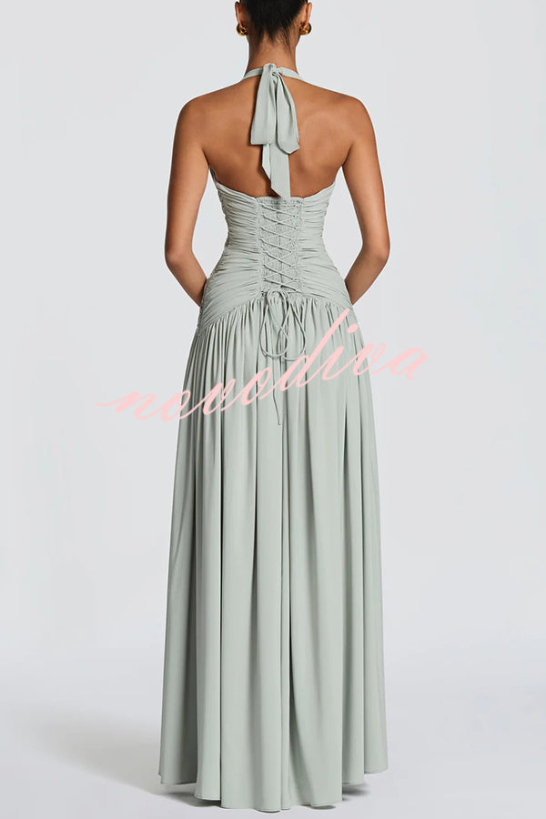Vestido largo Amaris con cuello halter anudado, escote en V, fruncido, lazada en la espalda, abertura y caída drapeada