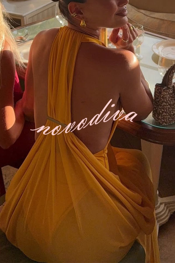 Vestido Musa Azafrán drapeado con cuello halter