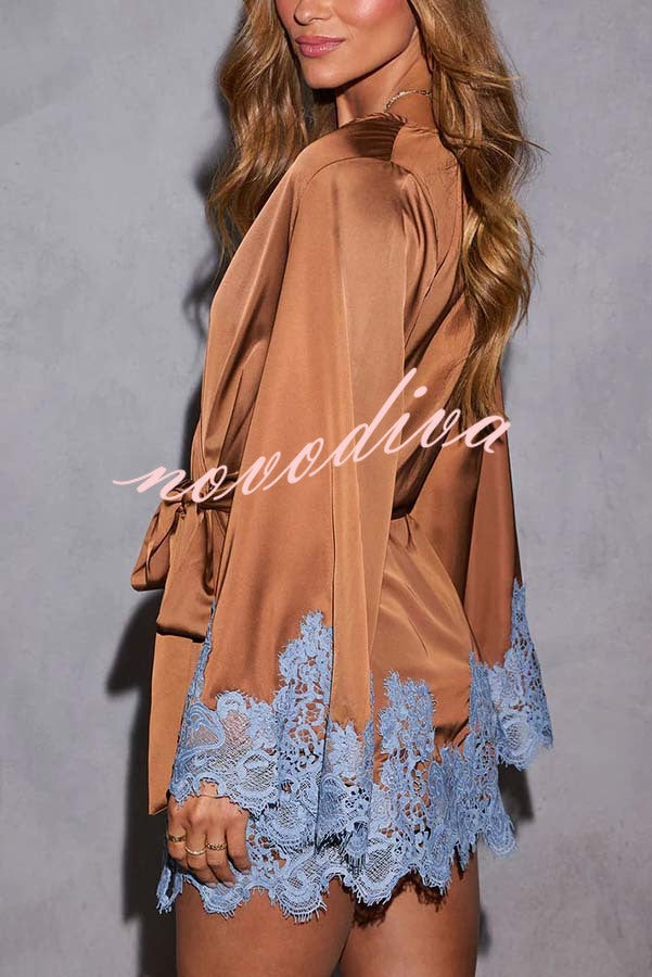 Minivestido kimono Vínculo Alegre de satén con ribete de encaje en contraste, manga campana y lazada