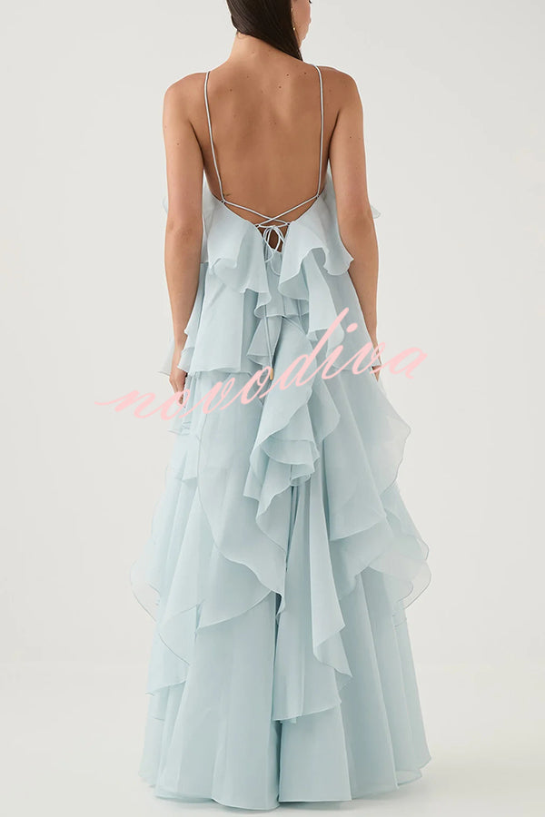 Vestido largo halter vaporoso con detalle de rosa, volantes escalonados y corte en A