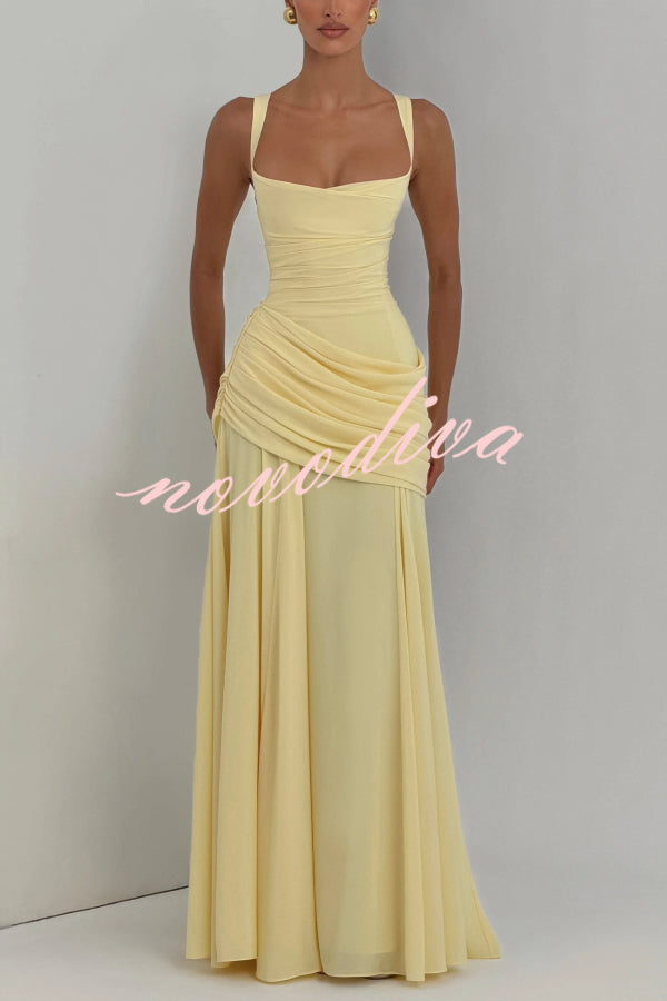 Vestido largo elegante y ajustado de tirantes finos con escote cuadrado y plisado