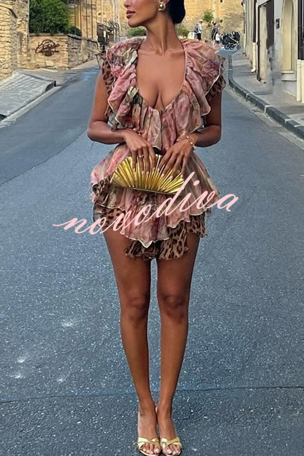 Minivestido Dreamy Island con estampado floral y de leopardo, abertura en la cintura y volantes escalonados