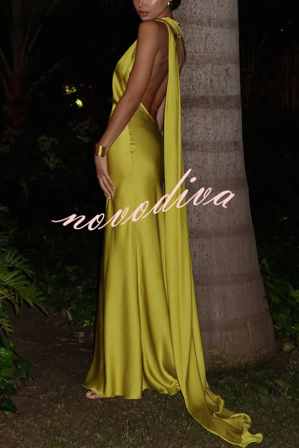 Vestido largo Crush on You de satén asimétrico con espalda descubierta y capa