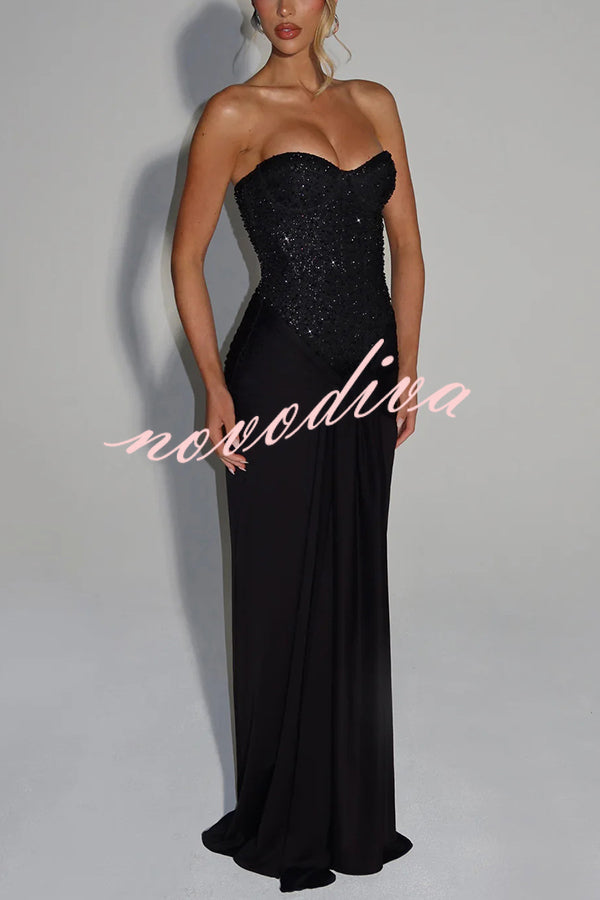 Vestido largo Carina de lentejuelas y punto satinado con hombros descubiertos, fruncido, nudo y caída drapeada