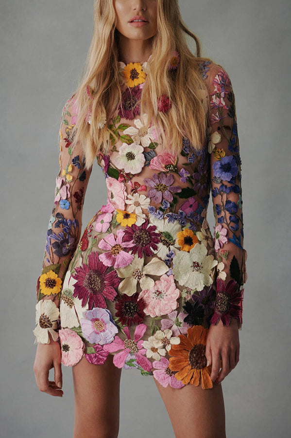 Minivestido Elegantly Enchanted con flores aplicadas, espalda descubierta y manga larga