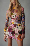 Minivestido Elegantly Enchanted con flores aplicadas, espalda descubierta y manga larga