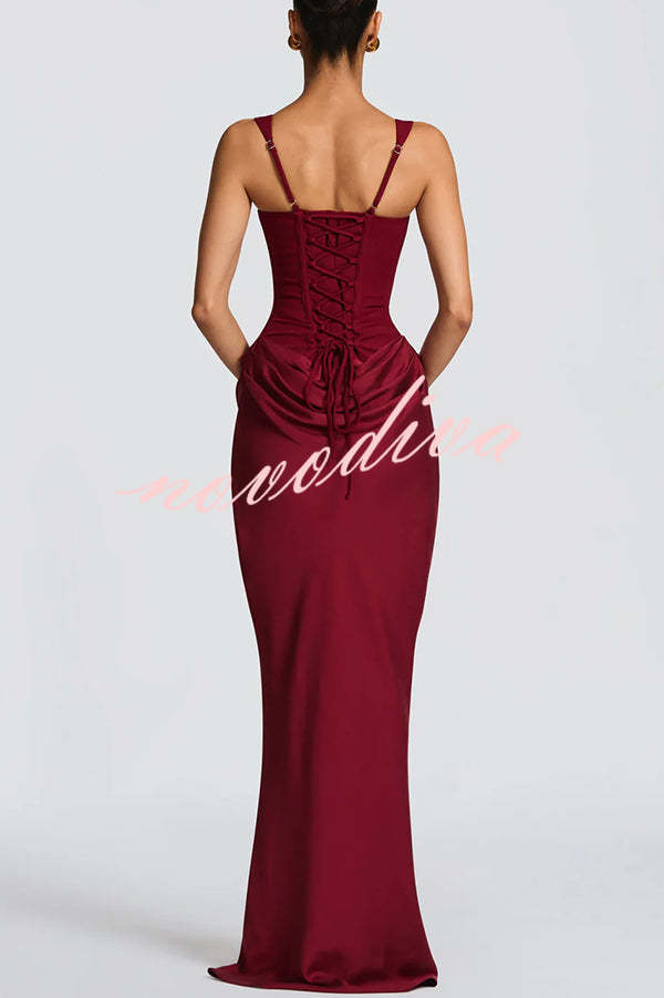 Vestido largo Larrah con escote cuadrado, lazada en la espalda y bajo drapeado de satén