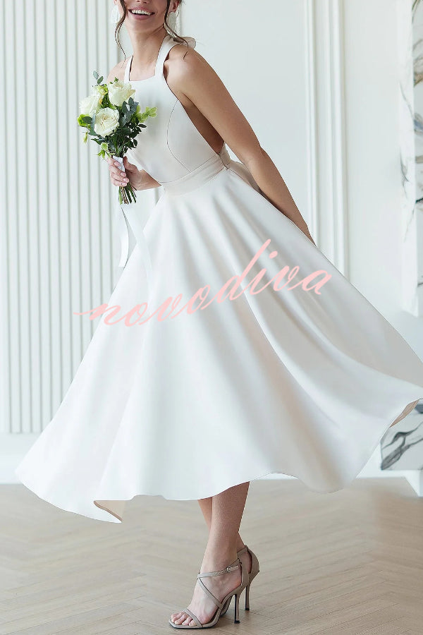 Vestido midi elegante de color liso con cuello halter, lazo y cintura ceñida