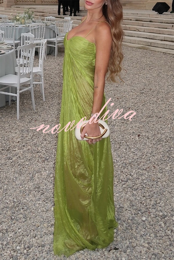 Vestido largo Victoria de tejido plisado brillante y fluido con lazada en la espalda y drapeado