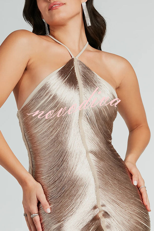 Vestido largo Sexy Toda la Noche metalizado con cuello halter, espalda descubierta, flecos y abertura