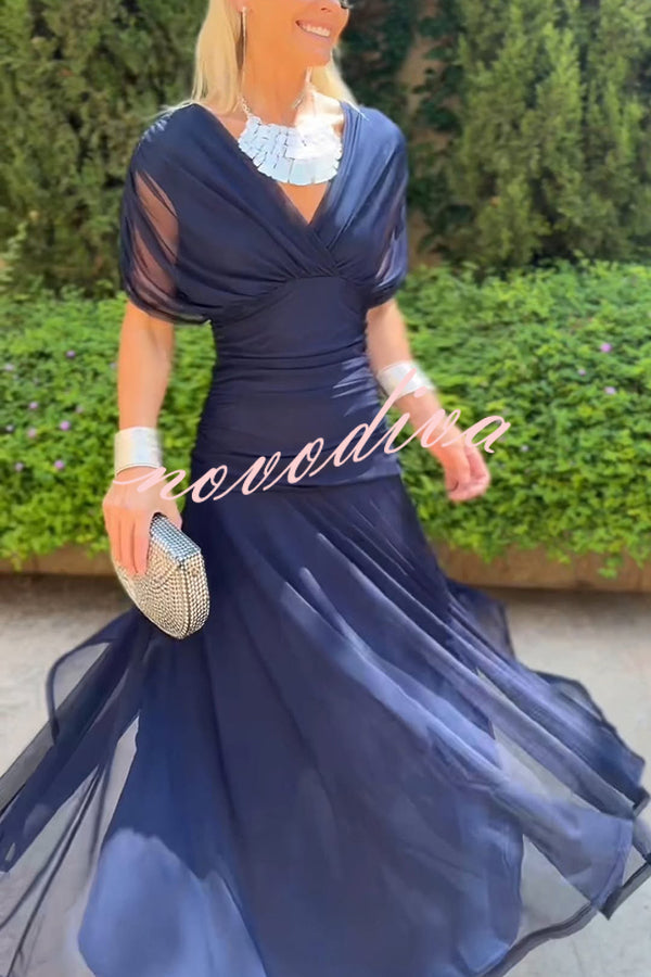 Vestido largo vacacional de malla con estampado único, escote en V y cintura marcada