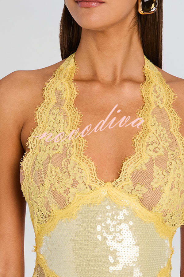 Vestido midi lápiz Vicky de lentejuelas con flores, ribete de encaje transparente y cuello halter