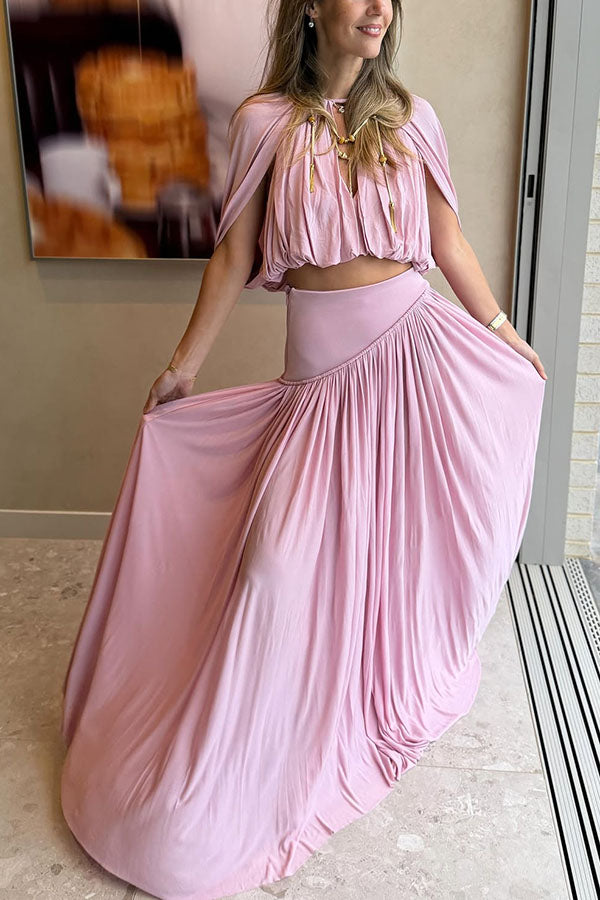 Conjunto Venus de top corto fruncido con abertura en el cuello y en las mangas y falda larga plisada de tiro alto