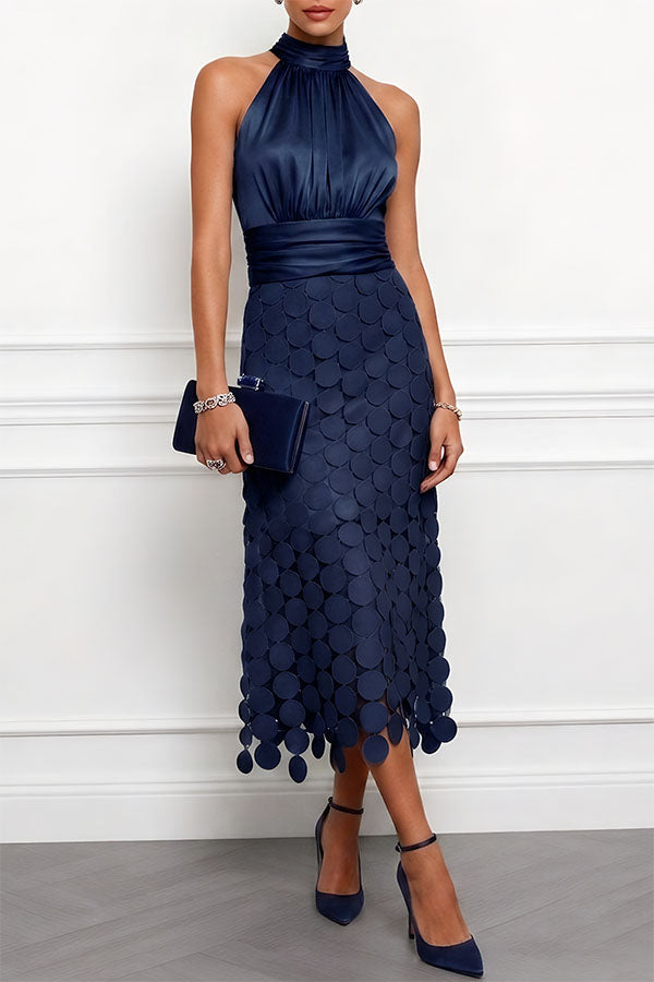 Vestido midi Janice de satén fruncido con cuello halter, sin mangas y bajo bordado de lunares