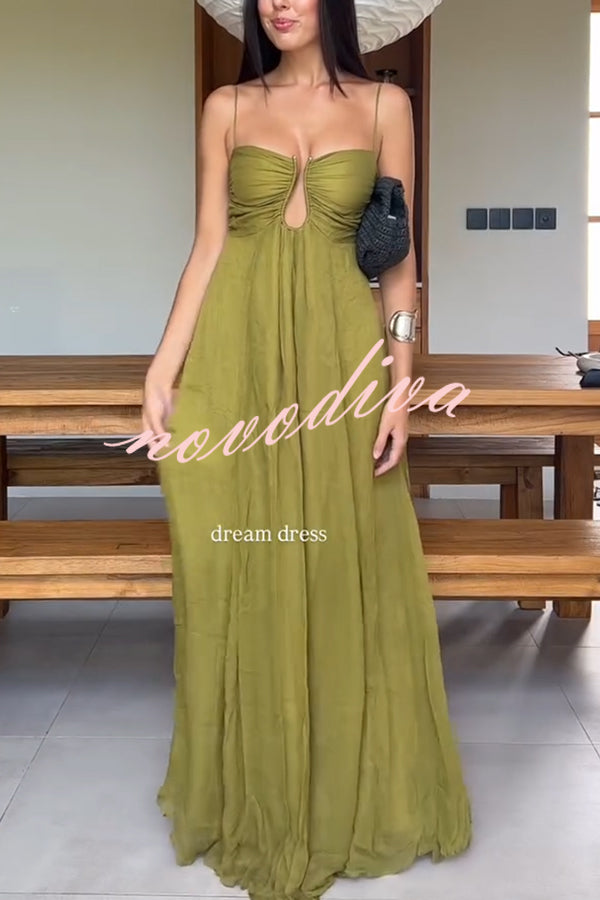 Vestido largo lencero evasé con espalda fruncida y detalle calado metálico, suave y elegante