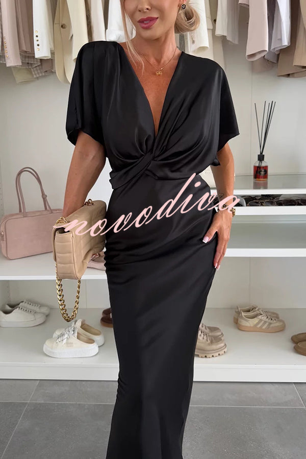 Vestido largo ajustado de satén liso con escote de pico y nudo cruzado
