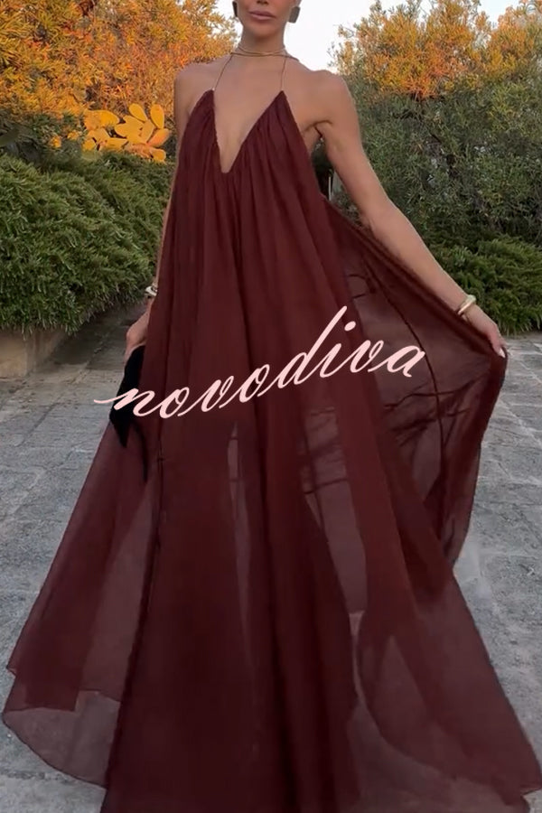 Vestido largo vaporoso de gasa ligera con cuello halter de cadena, espalda descubierta y corte en A
