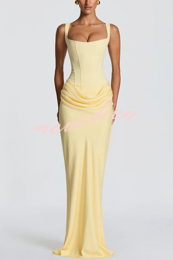 Vestido largo Larrah con escote cuadrado, lazada en la espalda y bajo drapeado de satén