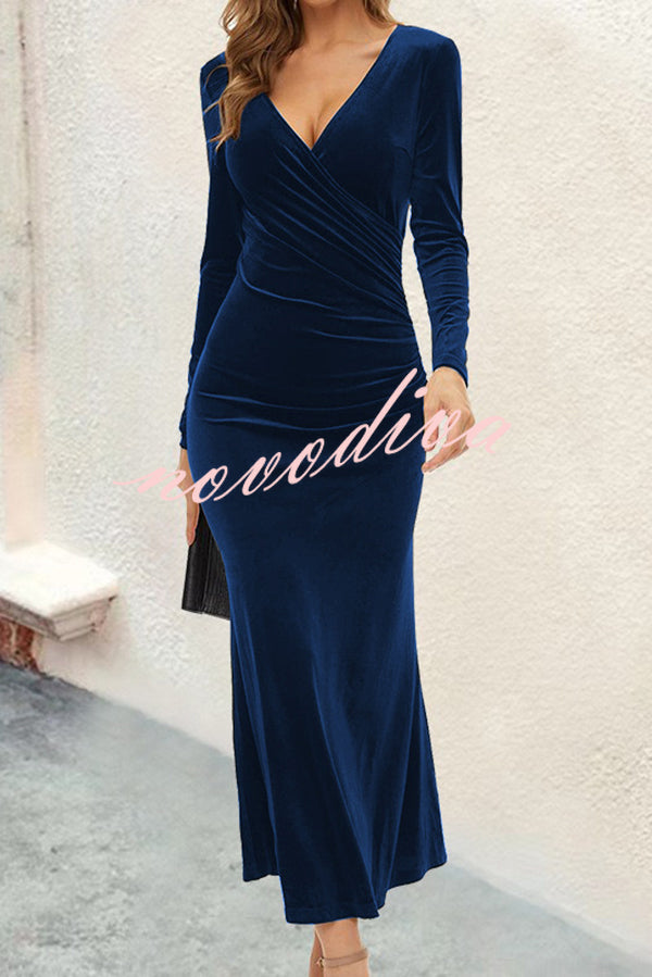 Vestido largo sirena de terciopelo en color liso con escote en V, manga larga y corte ajustado