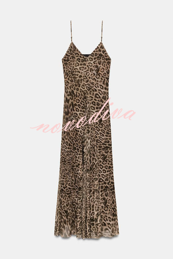 Vestido largo lencero Jaycie de tul con estampado de leopardo, escote de pico y bajo plisado evasé