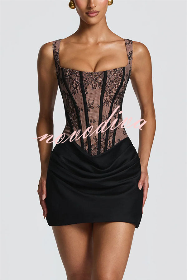 Minivestido Cornelia con encaje floral en contraste, detalle estructural, lazada en la espalda y bajo de satén