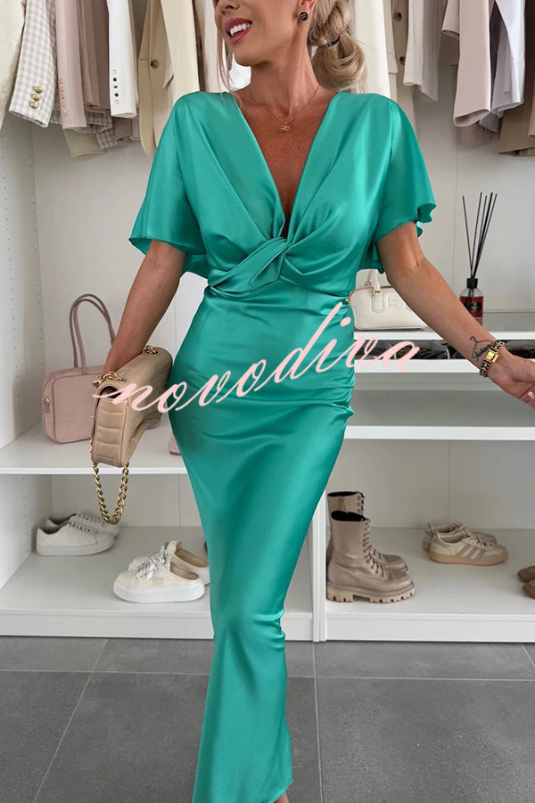 Vestido largo ajustado de satén liso con escote de pico y nudo cruzado