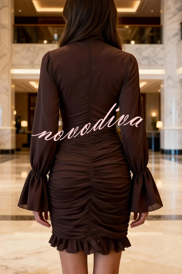 Minivestido sexy de tul transparente con cuello alto, cintura plisada y volantes