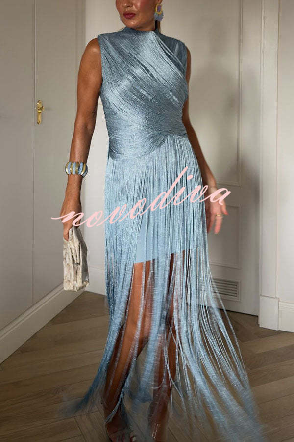 Vestido largo Glamour Moderno drapeado con flecos cruzados y sin mangas