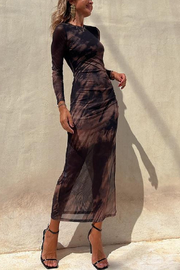 Vestido midi elástico Charm Lady con capa de malla, estampado tie-dye, manga larga y fruncido