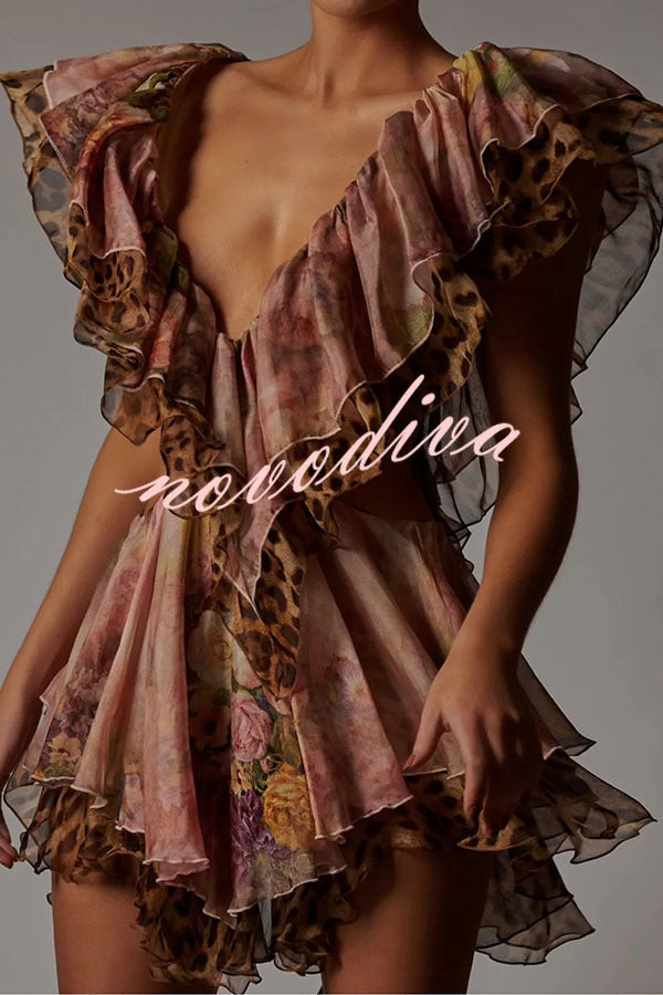 Minivestido Dreamy Island con estampado floral y de leopardo, abertura en la cintura y volantes escalonados