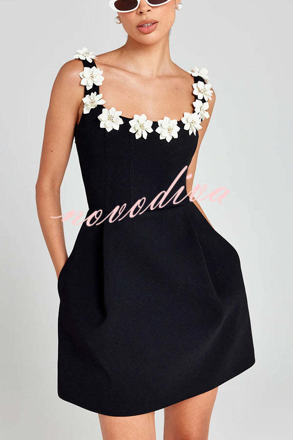 Minivestido Cindy con flores aplicadas de perlas sintéticas, escote cuadrado y bolsillos