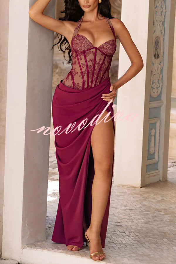 Vestido largo halter Bonita con encaje floral en contraste, detalle estructural, plisado asimétrico y abertura