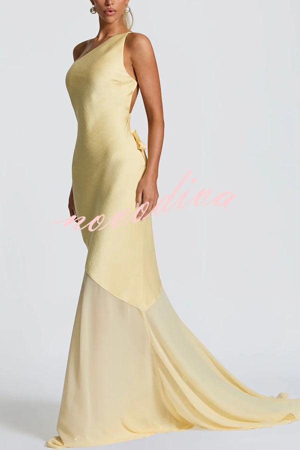 Vestido largo Fable de satén asimétrico con tirantes ajustables en la espalda y bajo de gasa en contraste