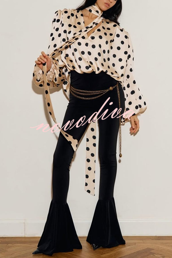 Blusa holgada Chrissa de satén con estampado de lunares, ribete de encaje, cuello con lazada y manga globo