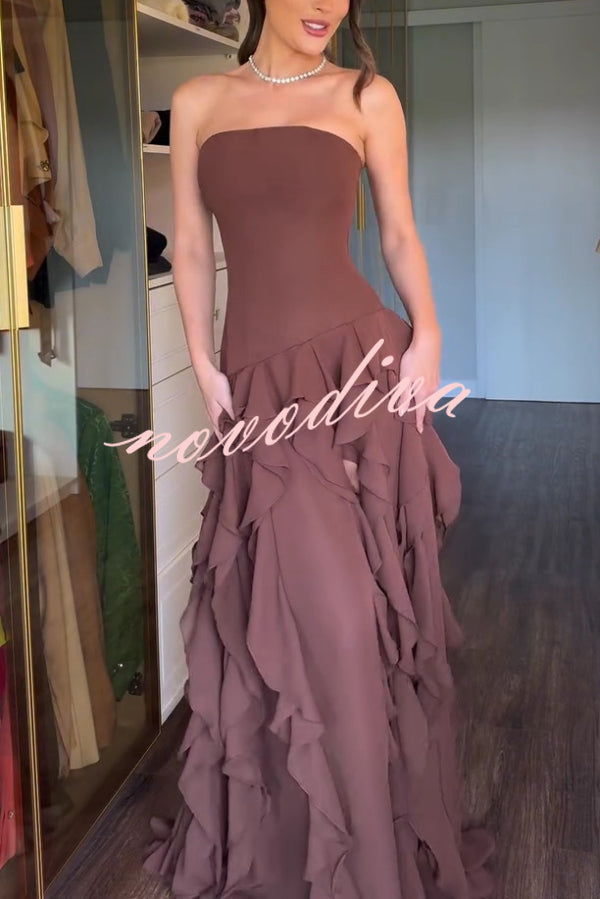 Vestido largo elegante ajustado sin mangas con hombros descubiertos, volantes y abertura alta