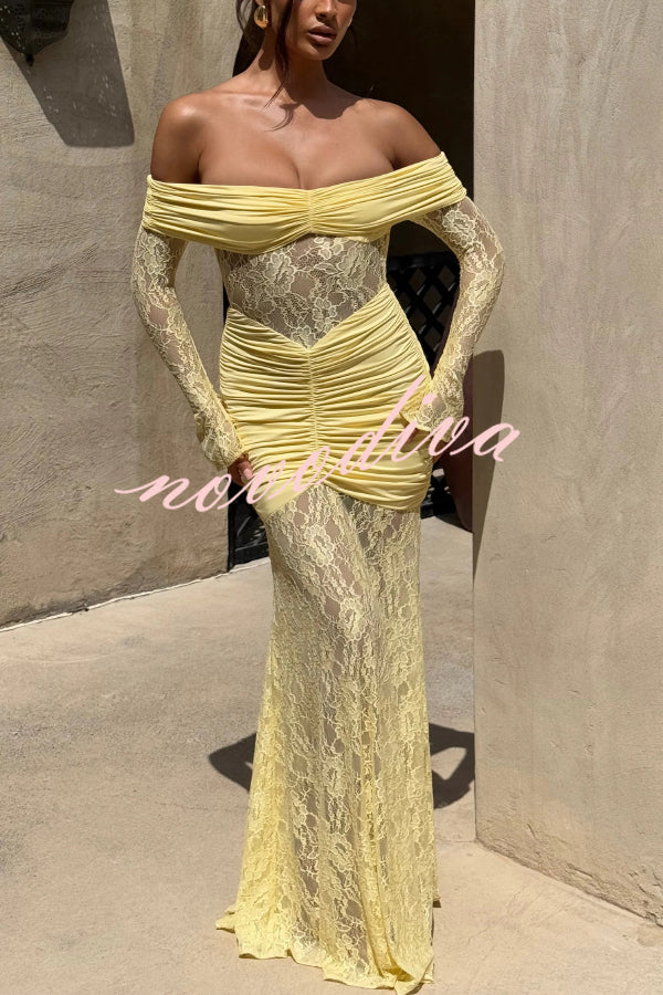 Vestido largo ajustado de color liso con hombros descubiertos, encaje, manga larga y plisado