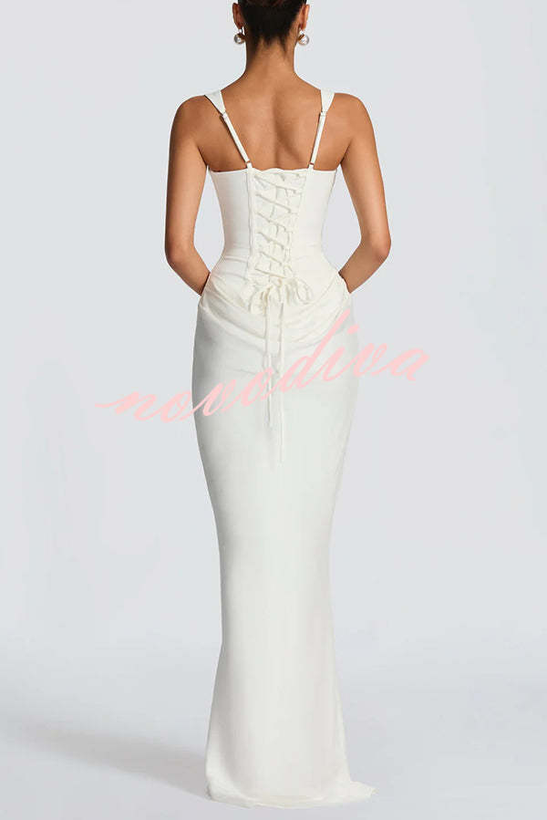 Vestido largo Larrah con escote cuadrado, lazada en la espalda y bajo drapeado de satén