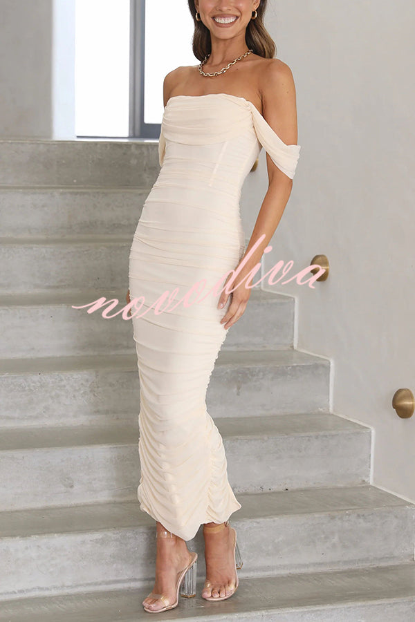 Vestido largo de fiesta Como Venus con capa de malla fruncida y hombros descubiertos