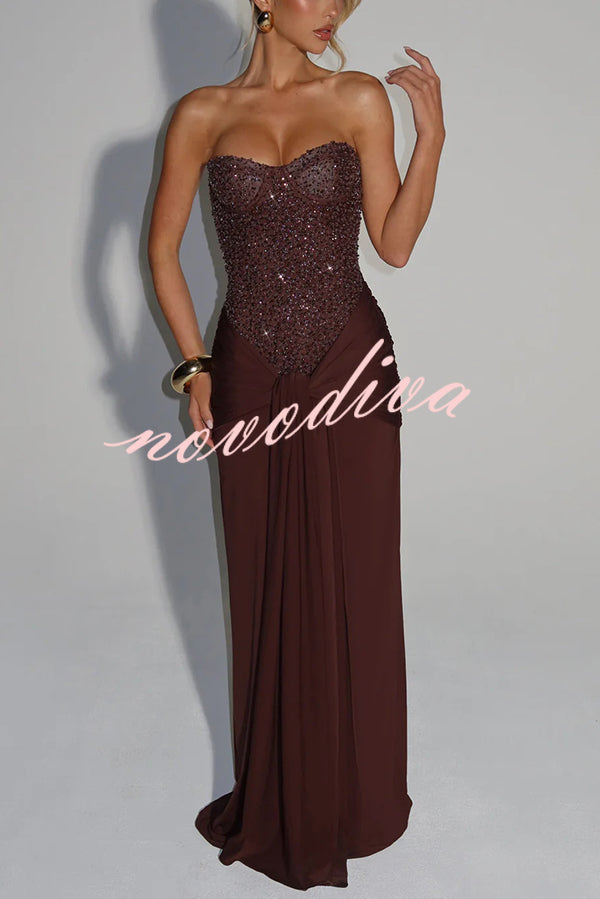 Vestido largo Carina de lentejuelas y punto satinado con hombros descubiertos, fruncido, nudo y caída drapeada