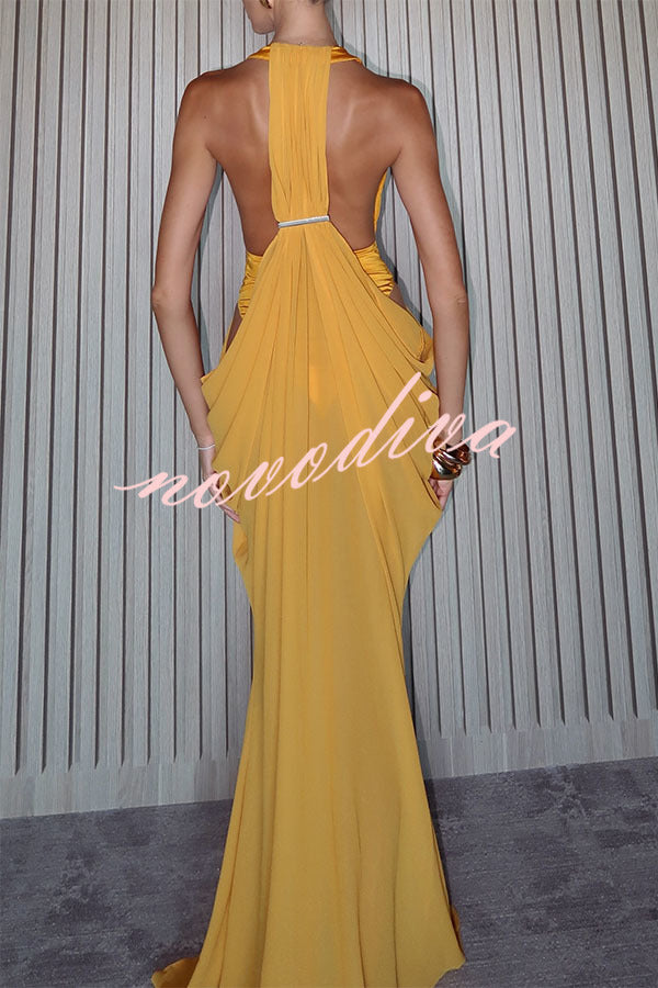 Vestido Musa Azafrán drapeado con cuello halter