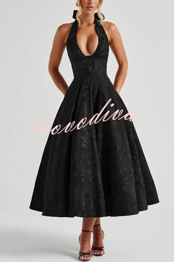 Vestido midi elegante de jacquard con cuello halter, cintura entallada y espalda abierta